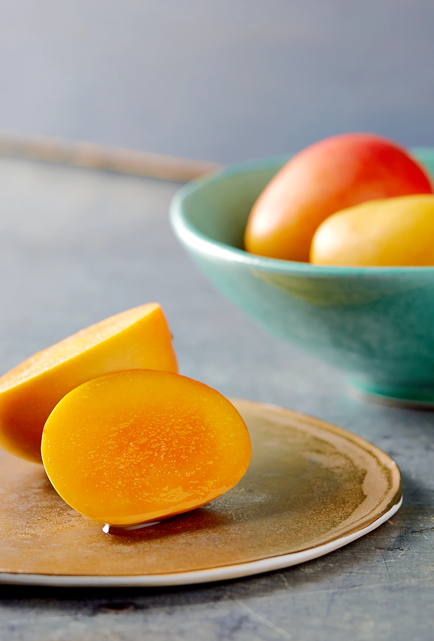 packshot-food-mango-plate-naturallight-nov25