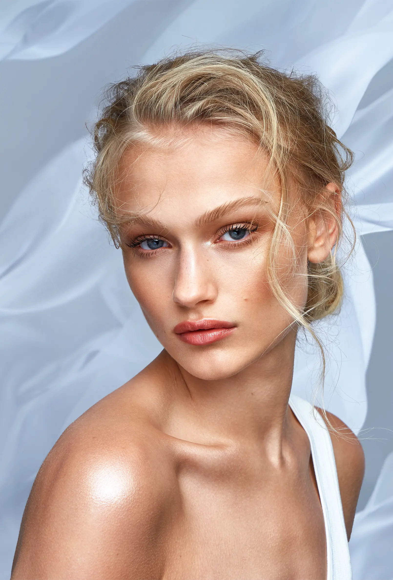 packshot-beauty-model-bronze-eyeshadow-glossy-lip-nov25