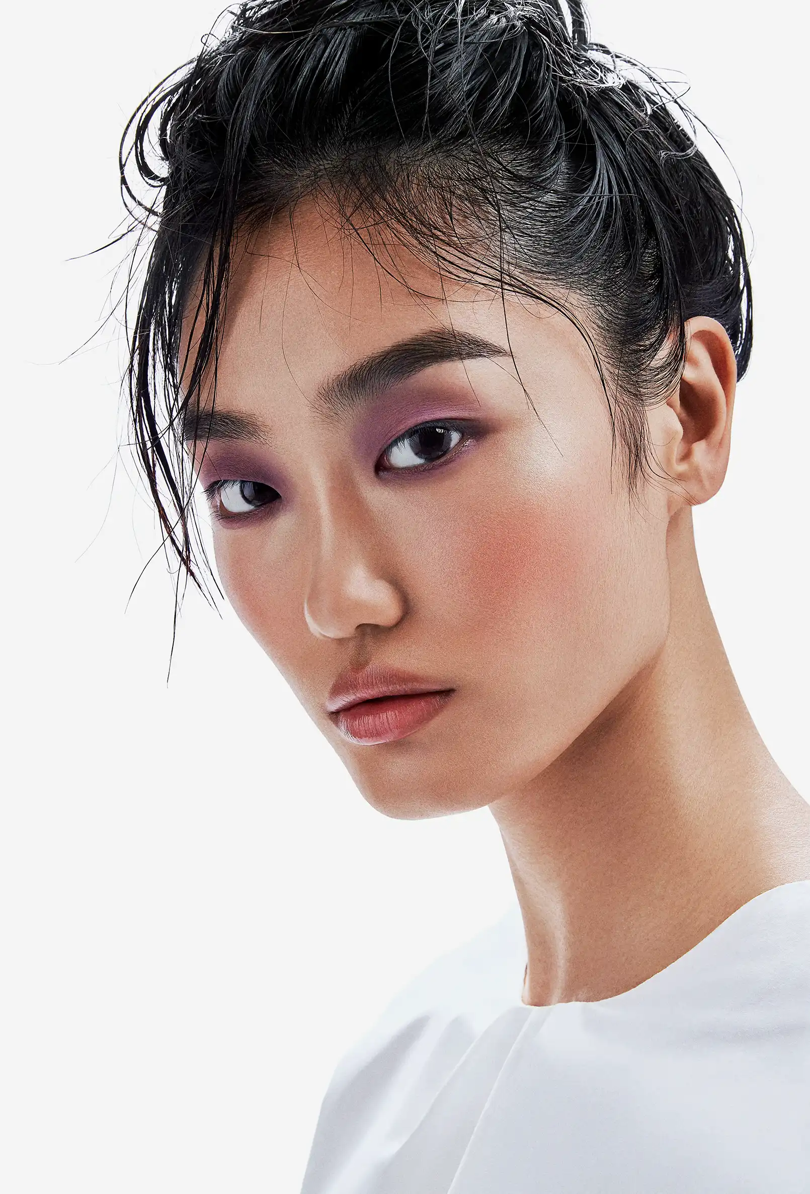 packshot-beauty-model-purple-eyeshadow-blush-nov25