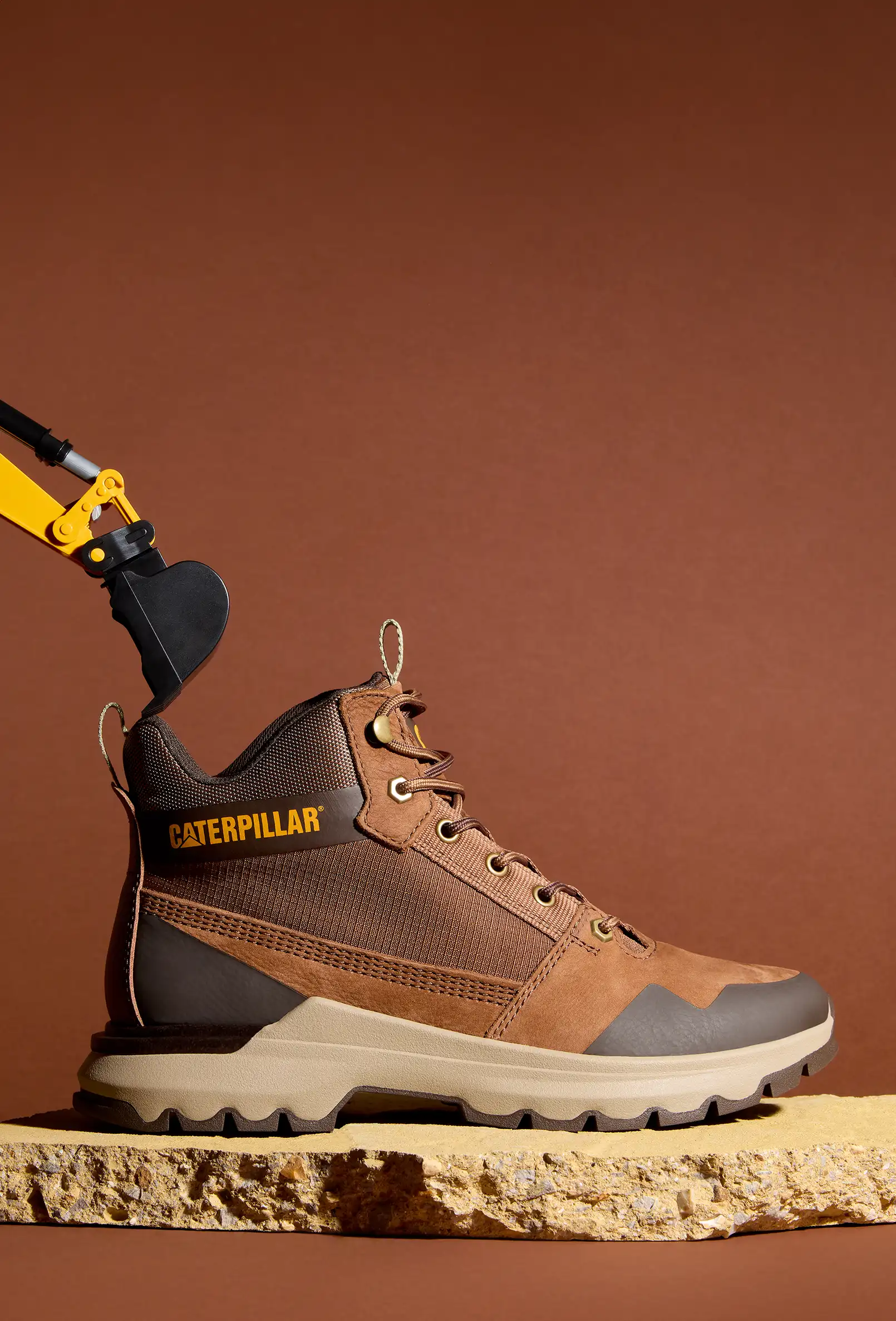 packshot-campaign-caterpillar-boot-digger-brownbg-nov25