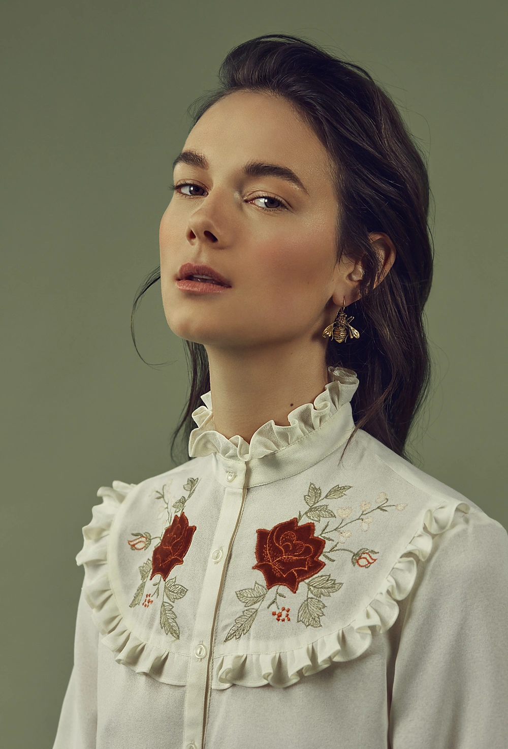 packshot-campaign-model-white-blouse-soft-light-nov25