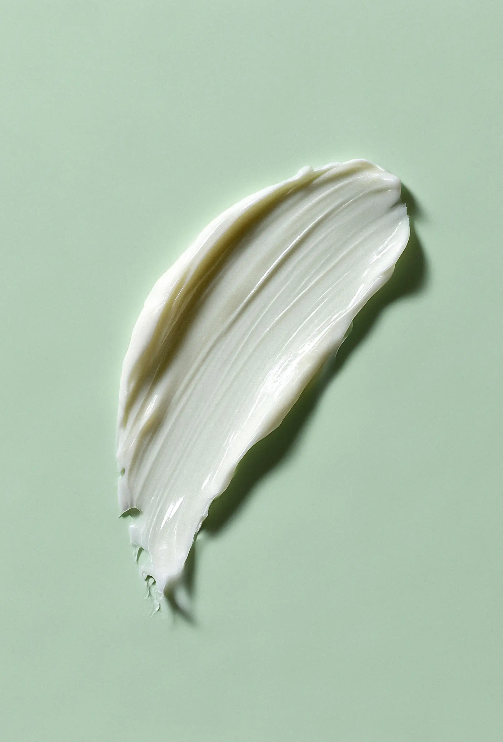 packshot-cosmetics-ai-cream-texture-greenbg-nov25