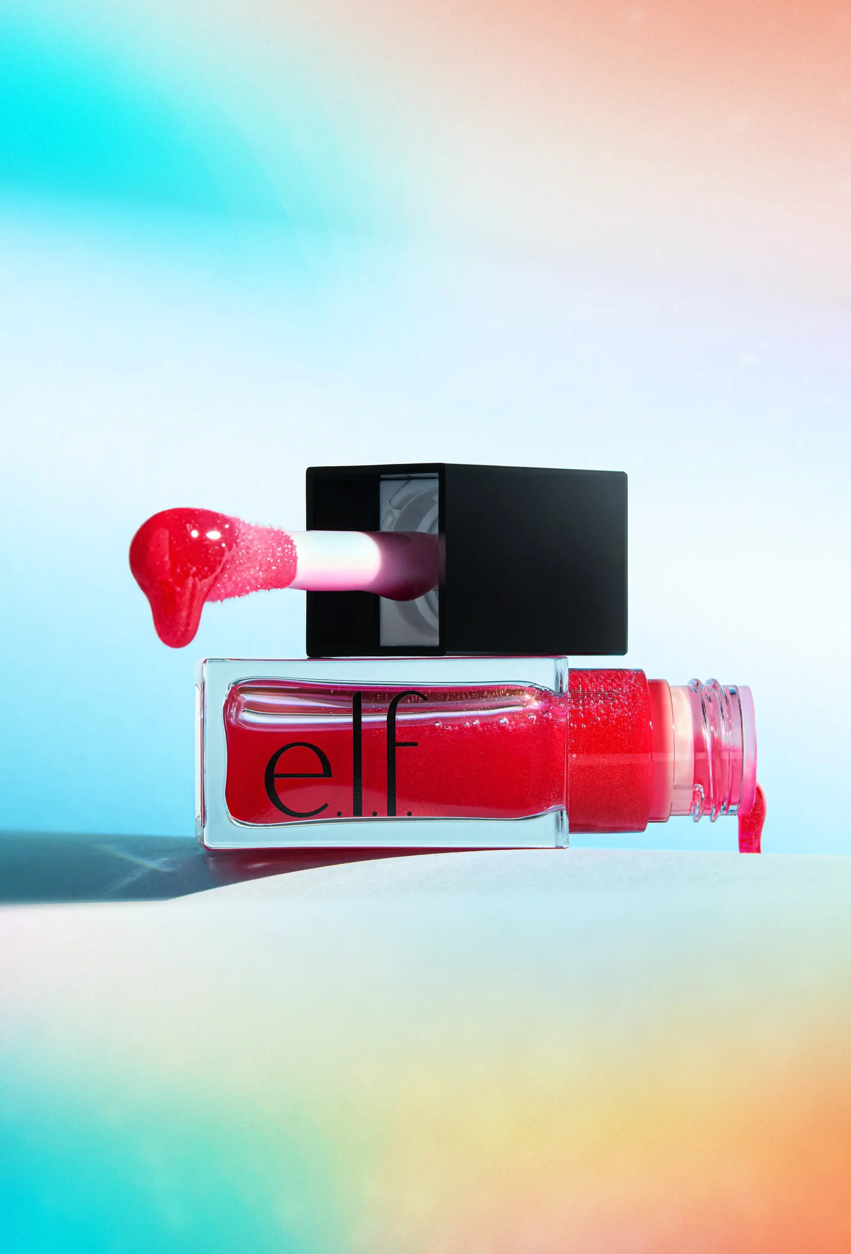 packshot-cosmetics-red-lipgloss-drip-gradientbg-nov25