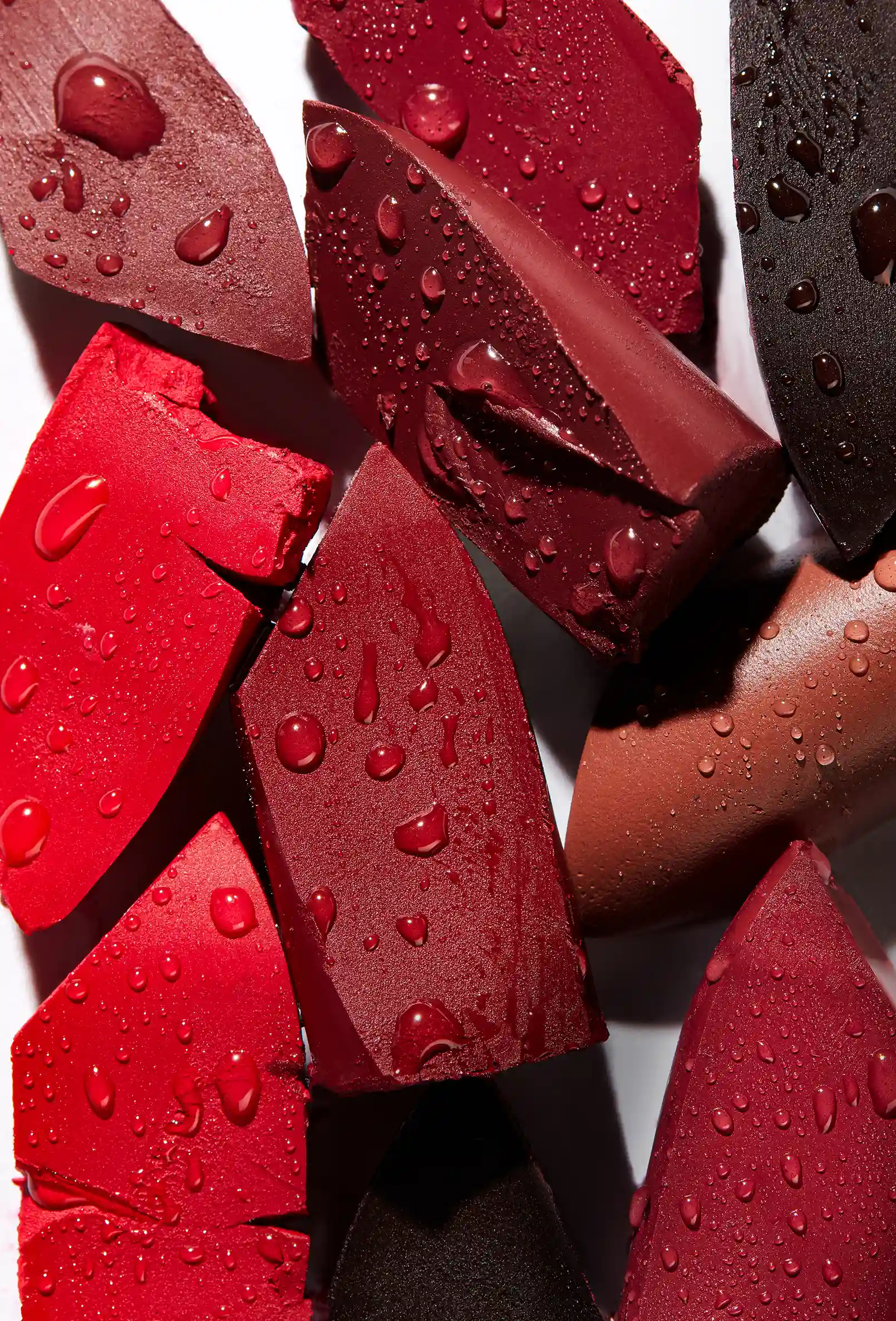 packshot-cosmetics-red-lipsticks-waterdrops-nov25