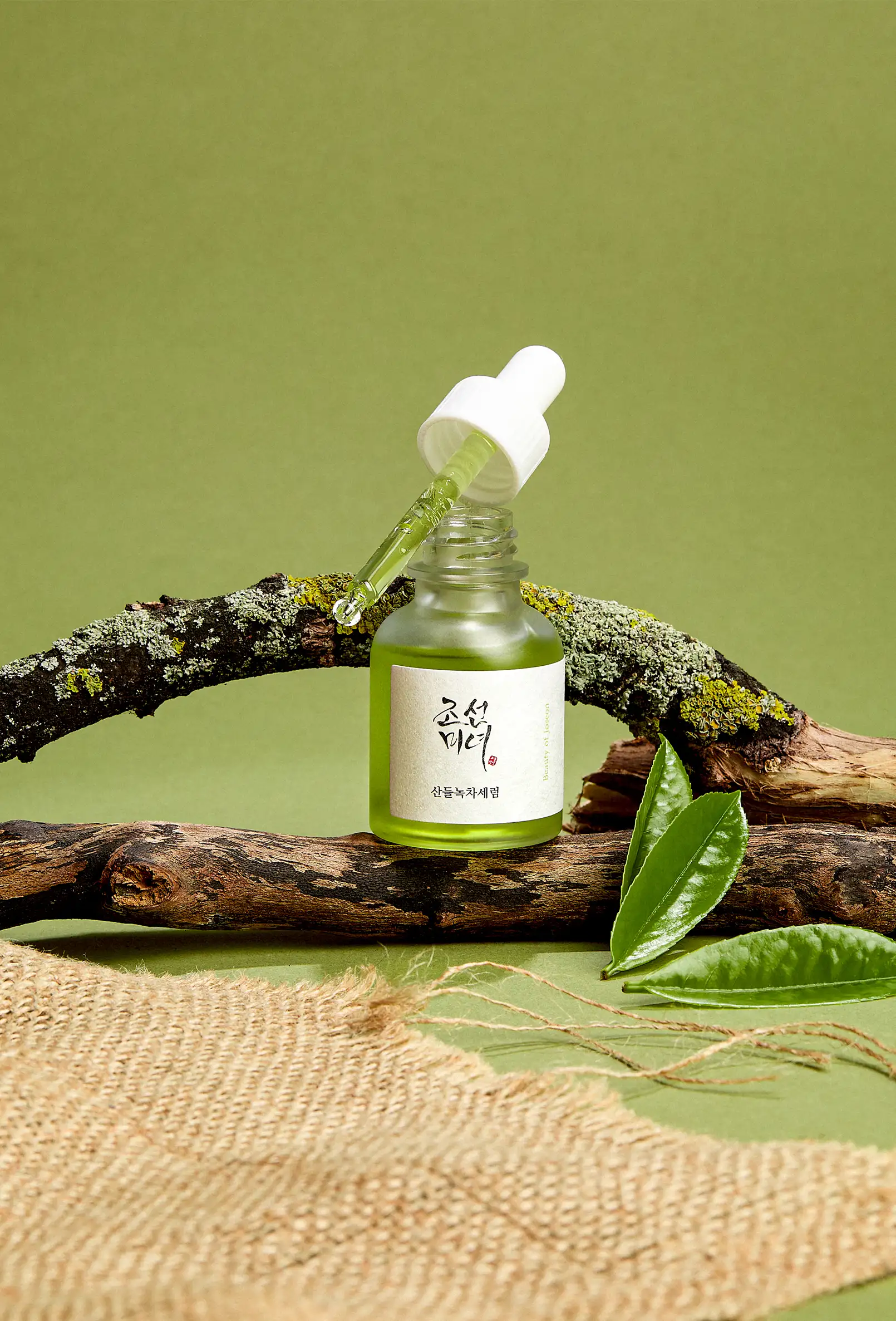 packshot-cosmetics-skincare-bottle-branch-greenbg-nov25