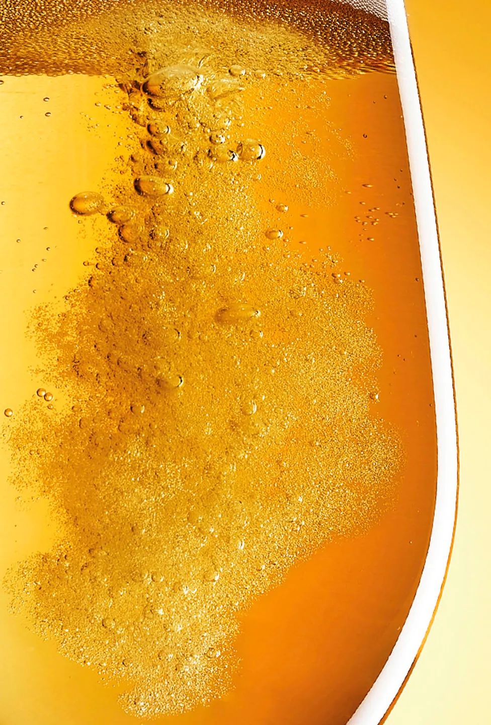 packshot-drinks-beer-pour-closeup-warm-light-nov25