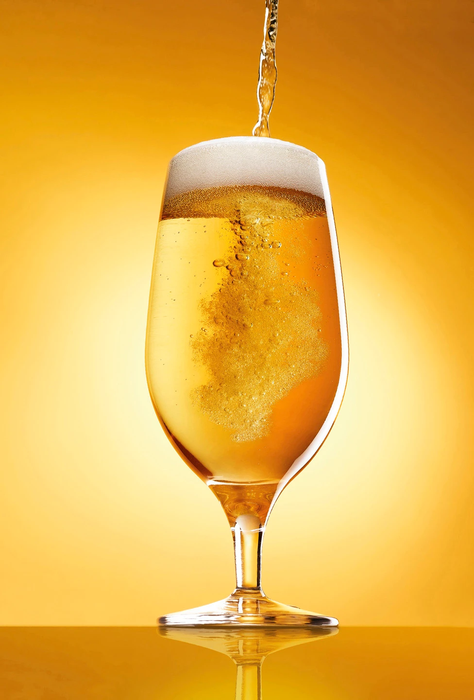 packshot-drinks-beer-pour-tulip-glass-warm-light-nov25