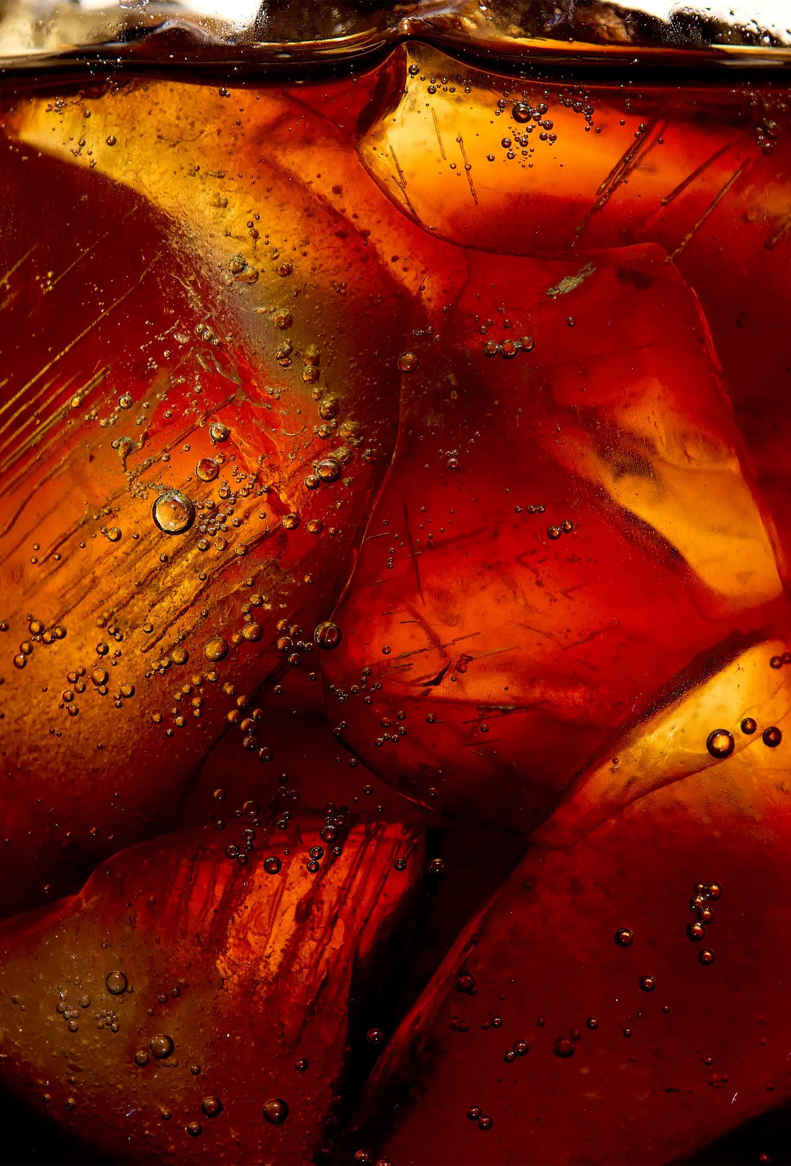packshot-drinks-brown-fizzing-liquid-ice-closeup-nov25