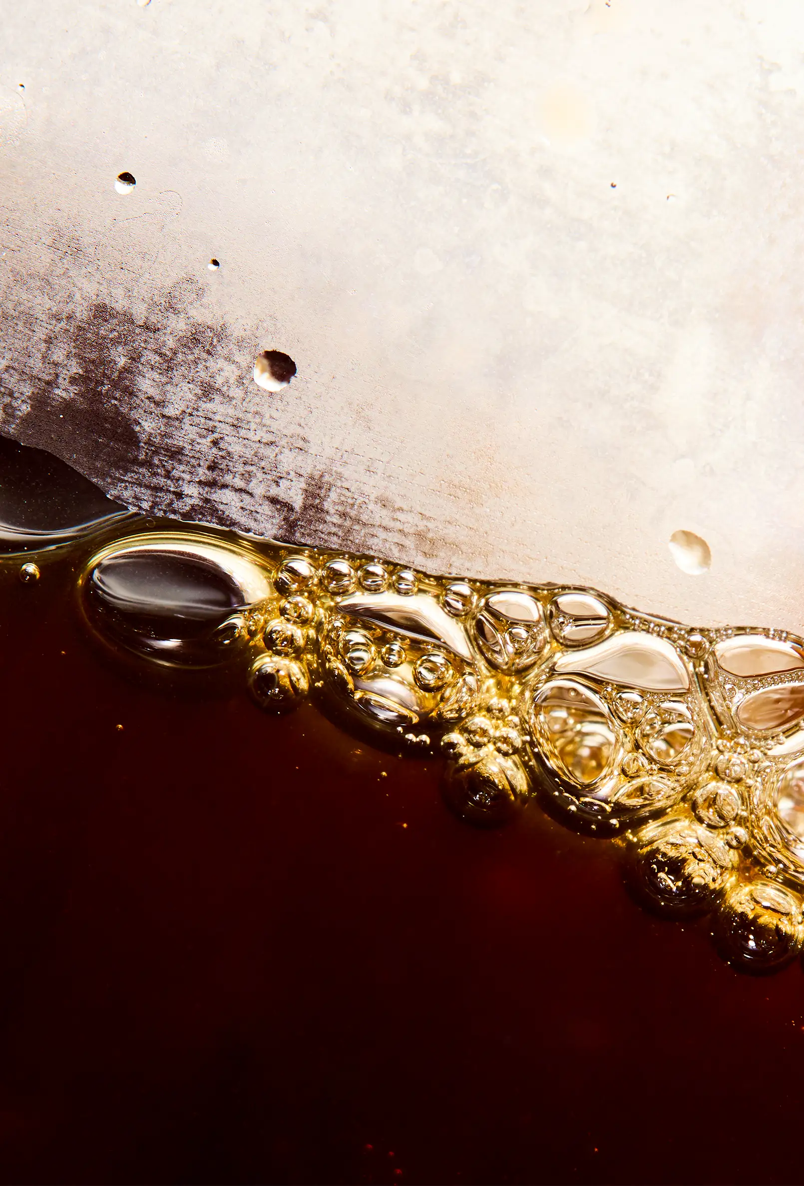 packshot-drinks-brown-liquid-bubbles-closeup-nov25