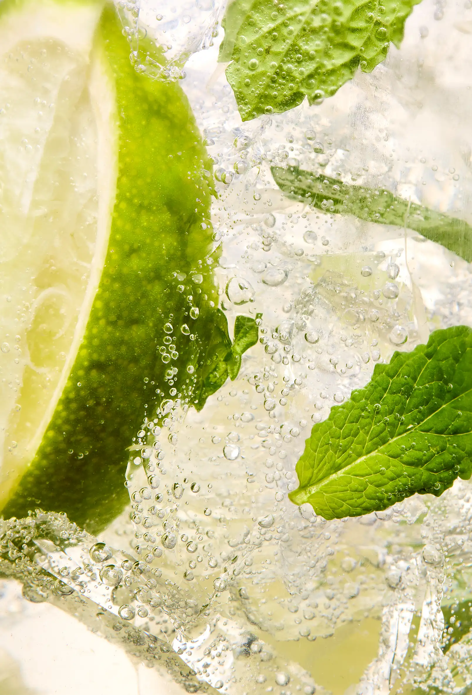 packshot-drinks-clear-fizzing-liquid-lime-mint-nov25