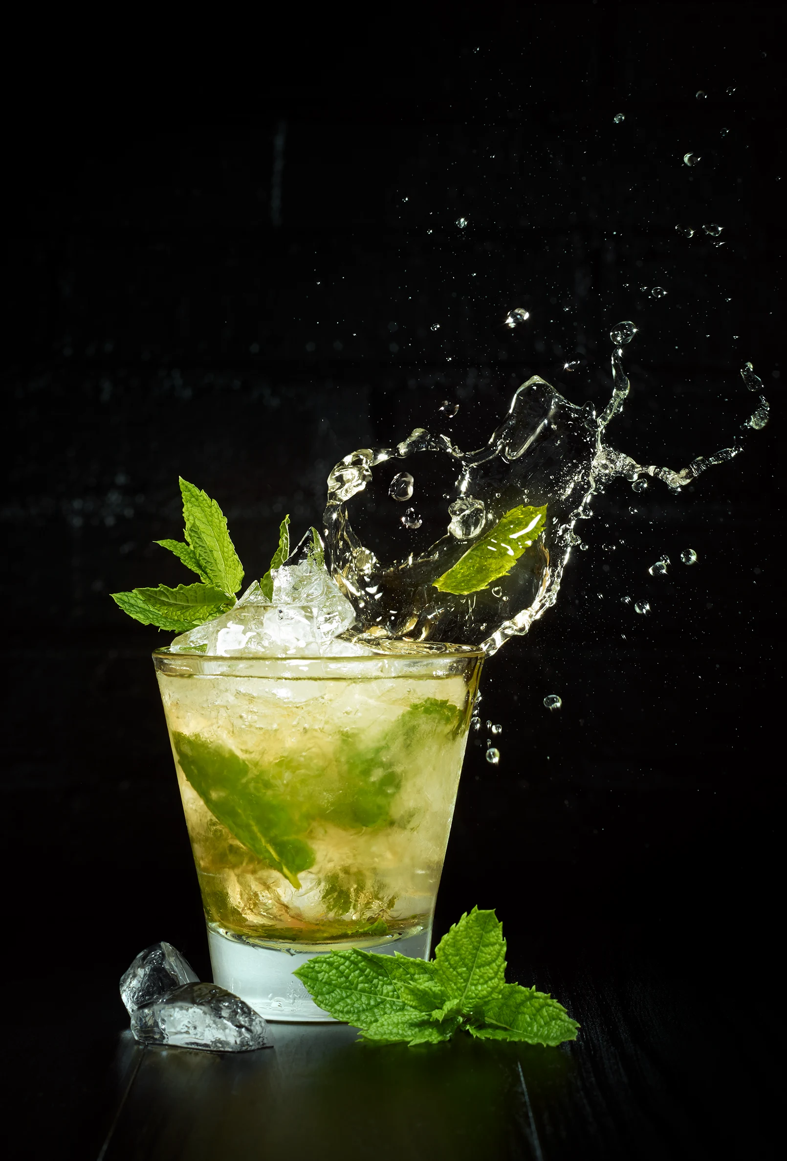 packshot-drinks-glass-lime-splash-darklight-nov25