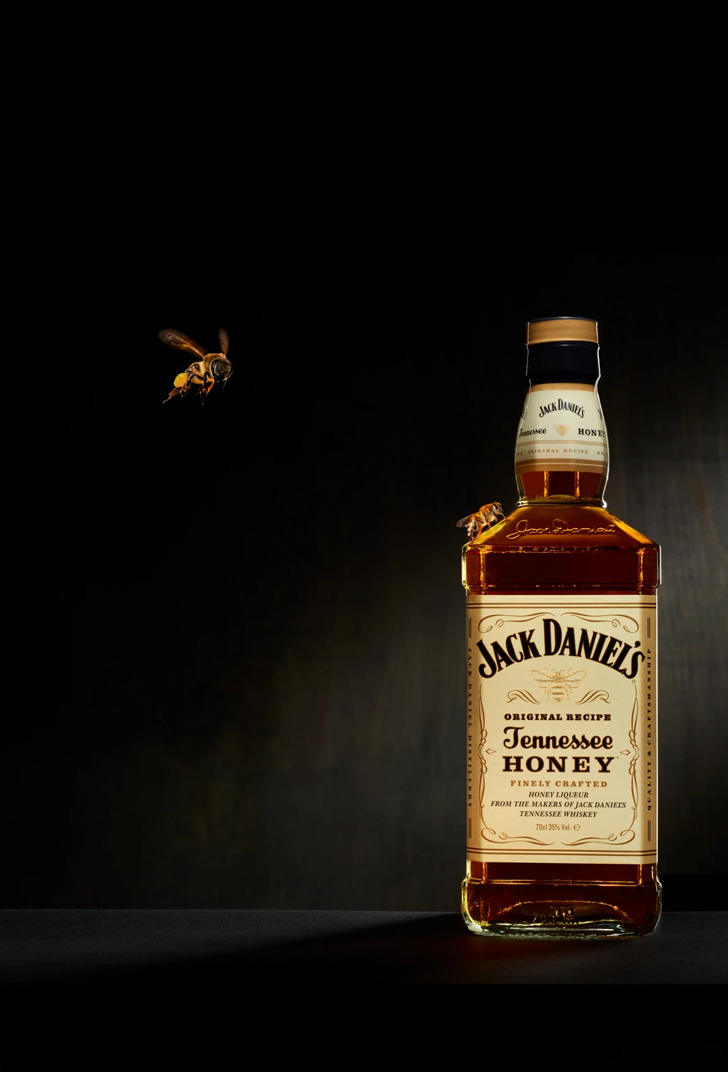 packshot-drinks-jack-daniels-honey-bees-darklight-nov25