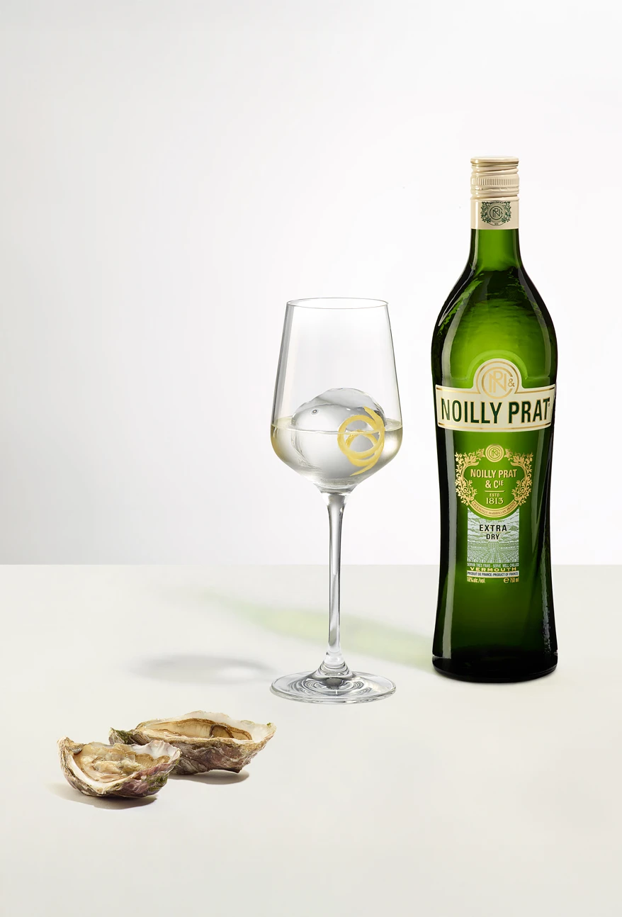 packshot-drinks-noilly-prat-vermouth-oysters-nov25