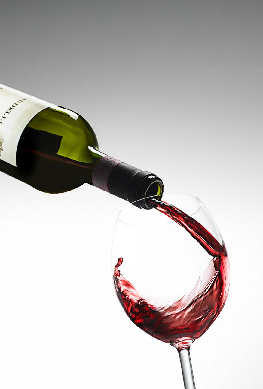 packshot-drinks-redwine-pour-softlight-nov25