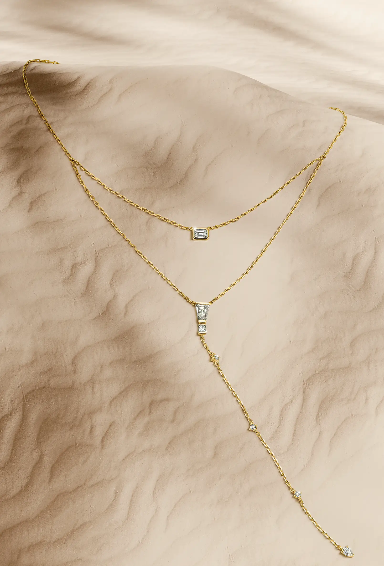 packshot-jewellery-gold-chain-sand-warmlight-nov25