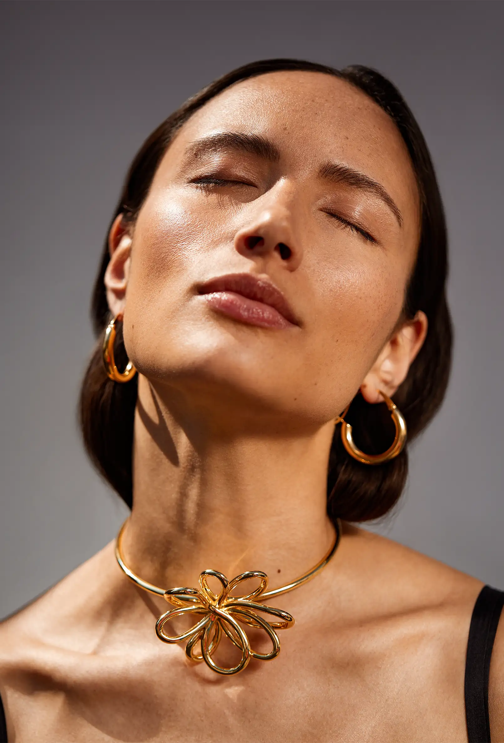 packshot-jewellery-model-gold-hoops-warmlight-nov25