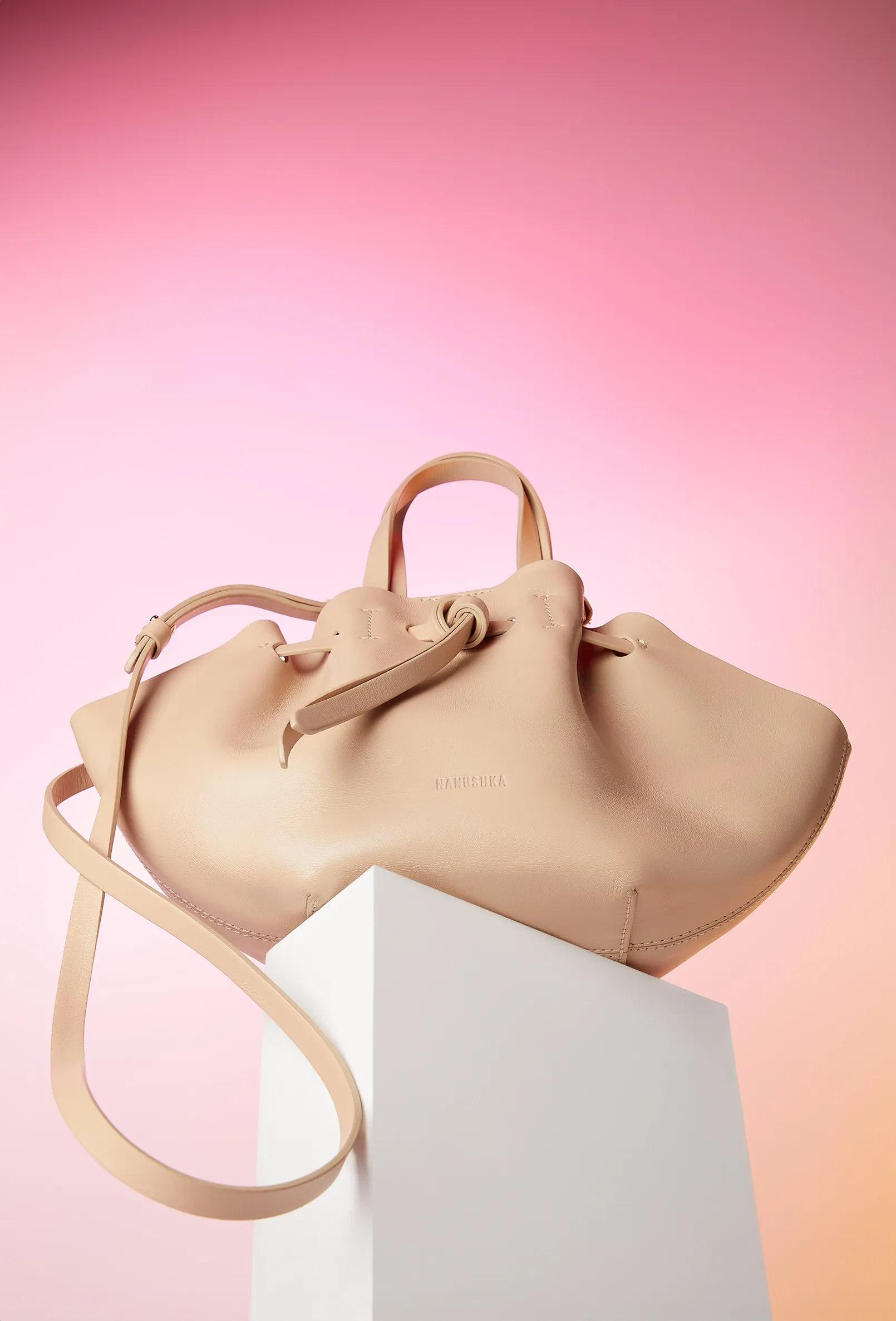 packshot-stilllife-beige-leather-bag-pinkgradient-nov25