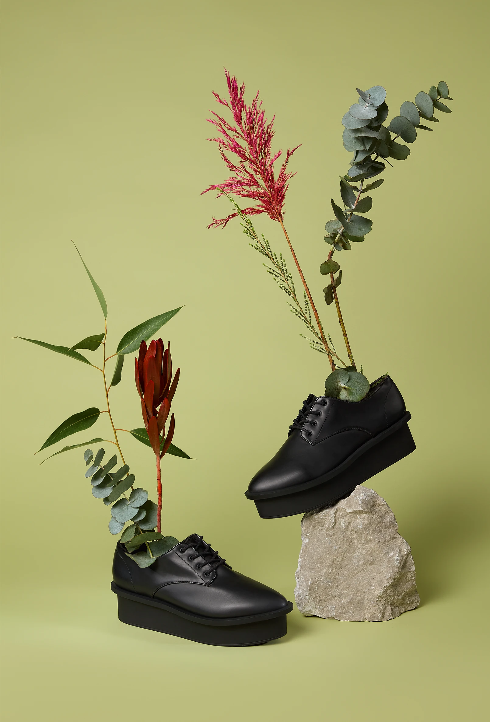 packshot-stilllife-black-sneakers-flowers-nov25