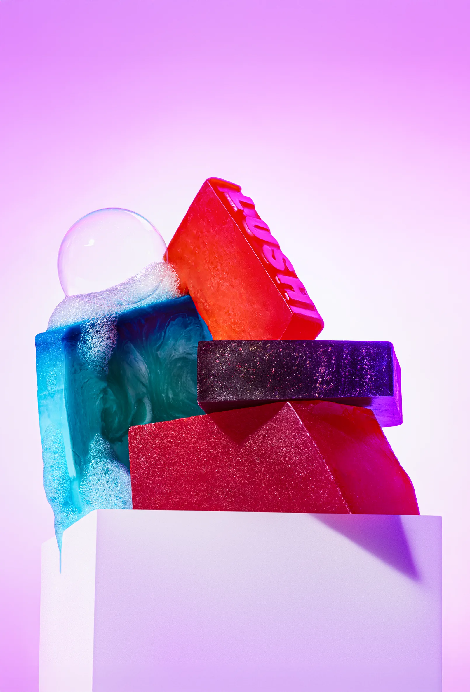 packshot-stilllife-colourful-soaps-pinkgradient-nov25