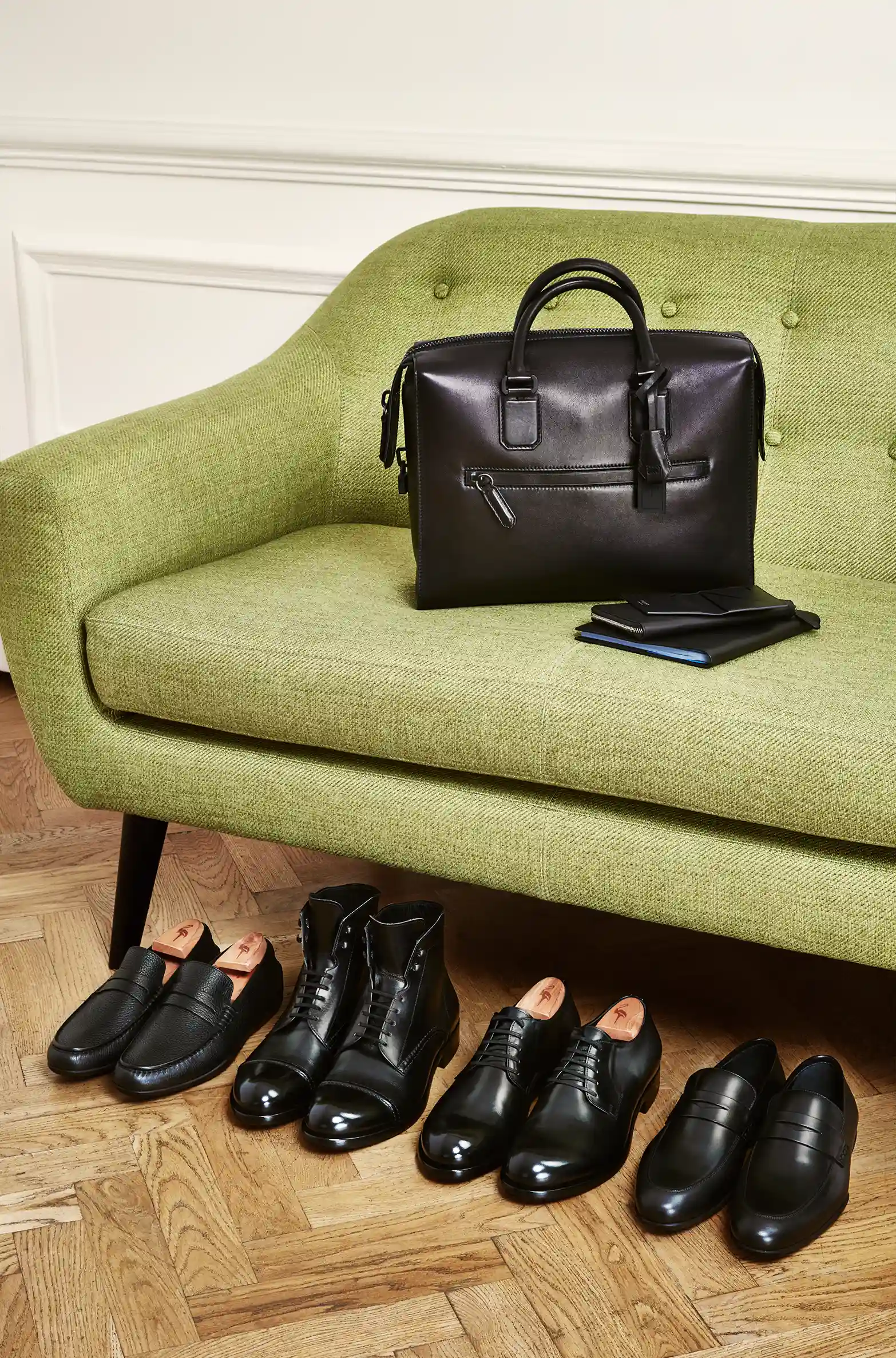 packshot-stilllife-green-sofa-bag-shoes-nov25