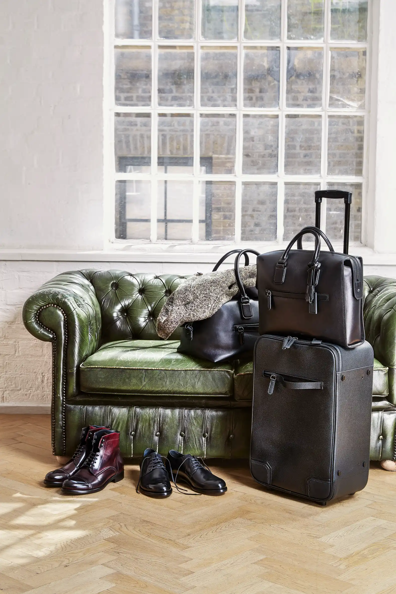 packshot-stilllife-green-sofa-black-luggage-nov25