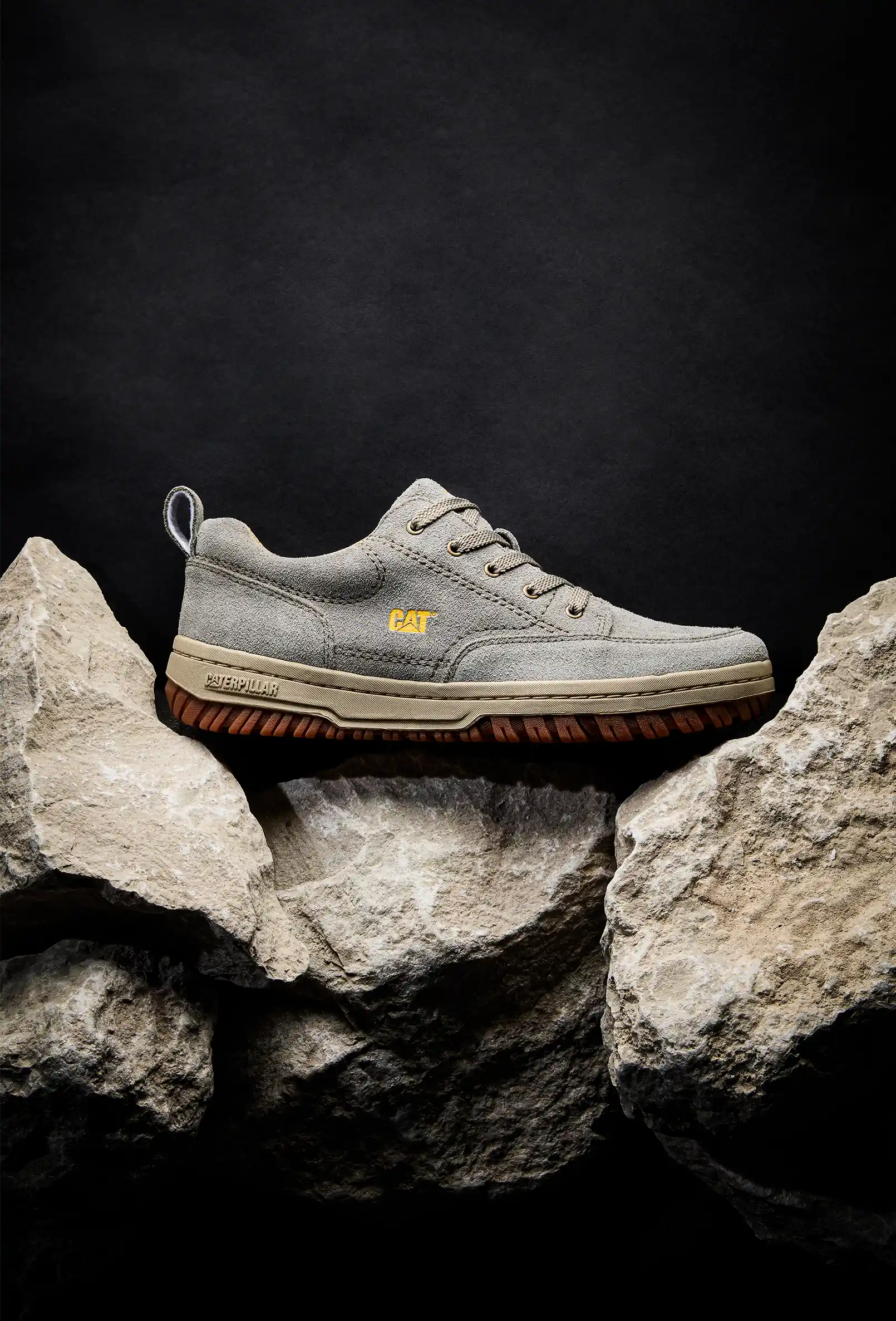 packshot-stilllife-grey-caterpillar-sneaker-nov25