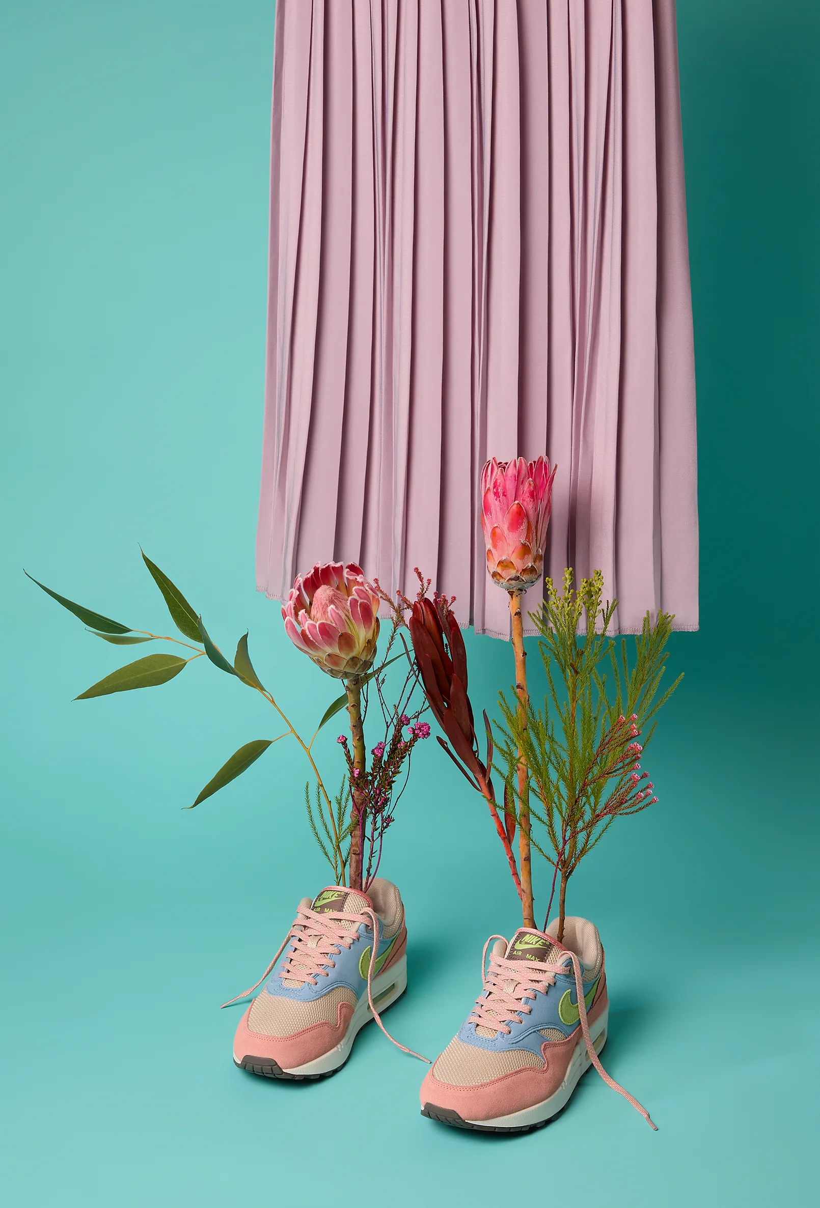 packshot-stilllife-pink-sneakers-flowers-greenbg-nov25