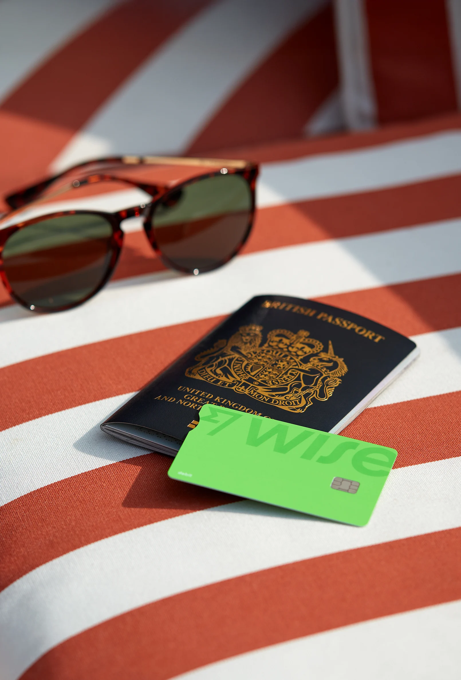 packshot-stilllife-sunglasses-passport-warm-light-nov25